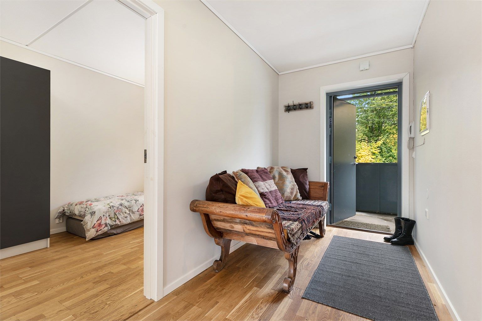 Entréen har plass til garderobeskap 