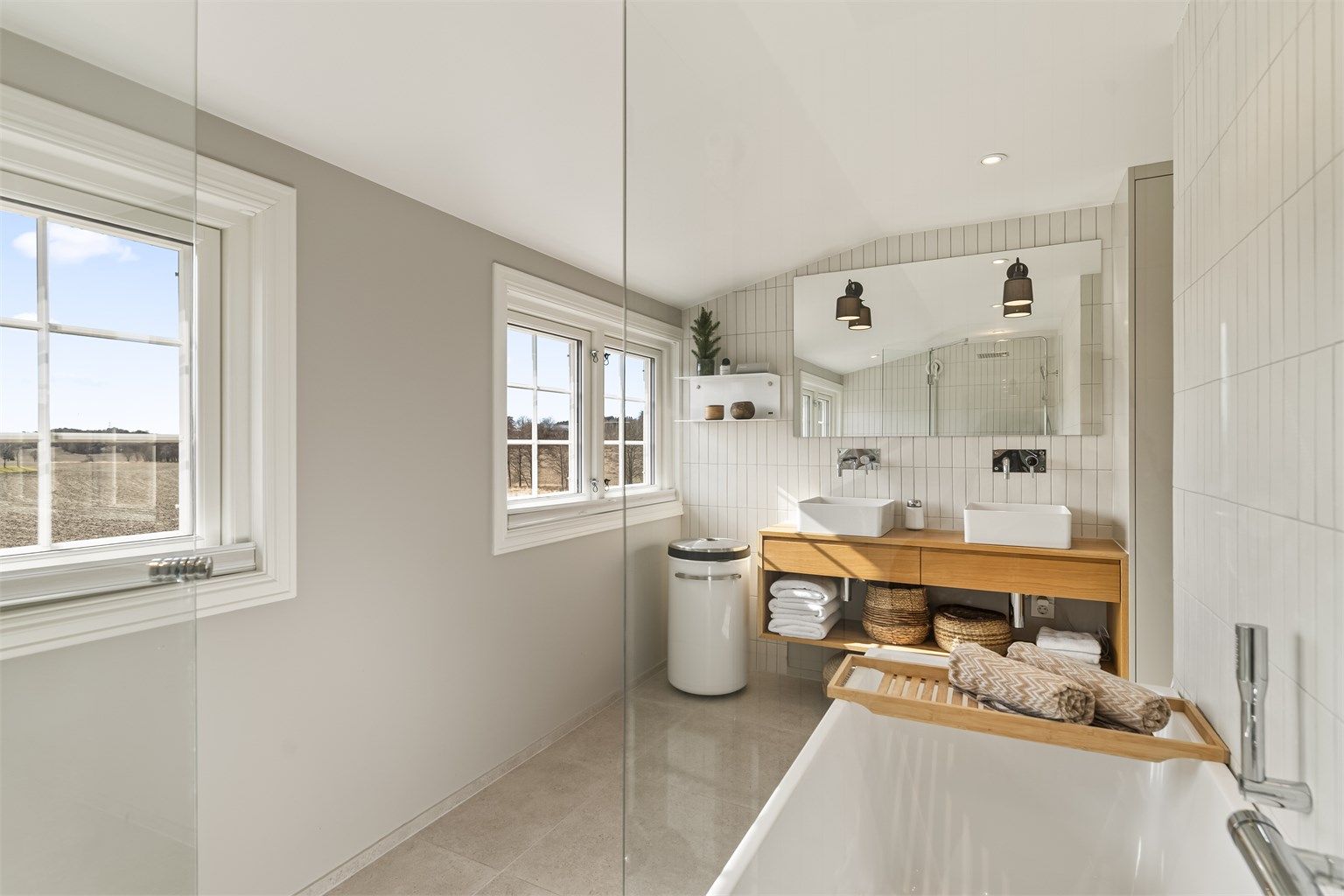 Badet i andre etasje ble totalrehabilitert i 2020. Her er det gulvvarme og en innredning med doble servanter.