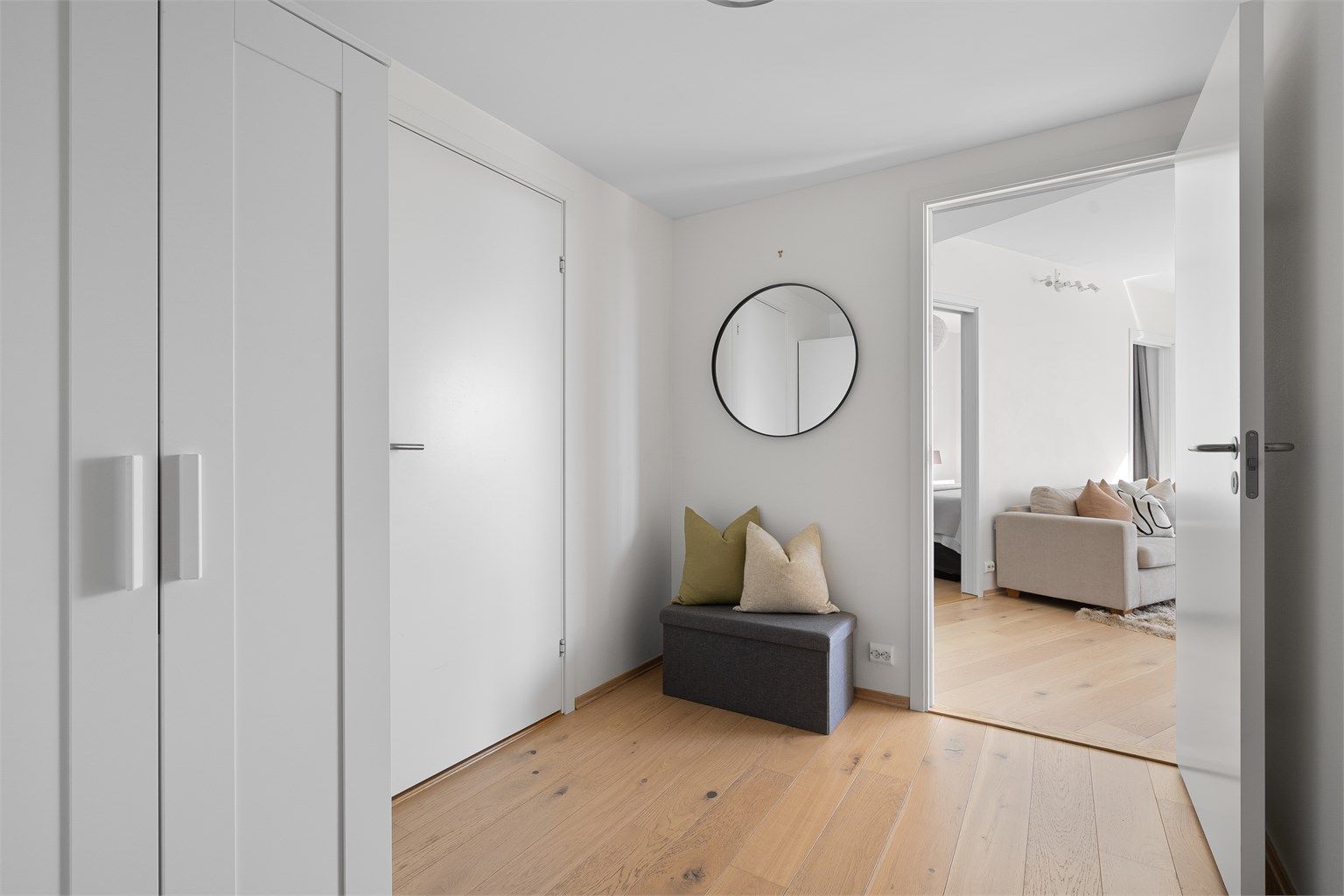 Videre fra entré kommer man inn åpen løsning stue og kjøkken med utgang til balkong. 