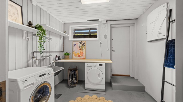 Vaskerommet har opplegg for vaskemaskin, tørketrommel og utslagsvask. Utgangsdør til utvendig trapp.