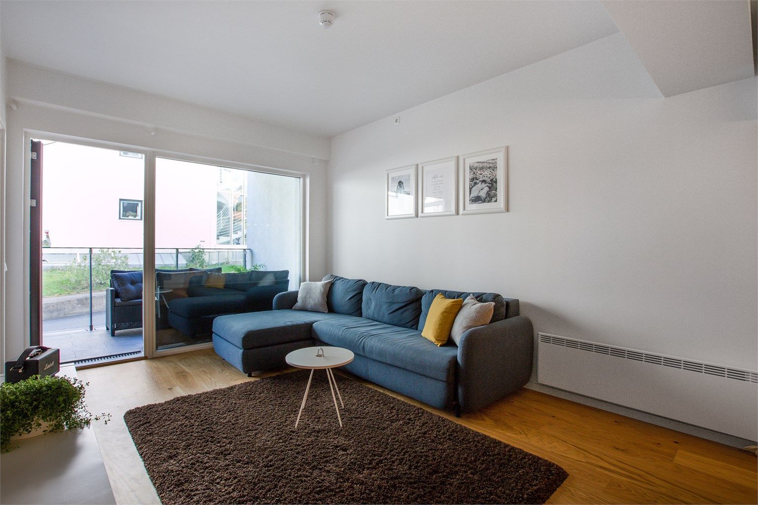 Romslig stue med utgang til balkong.