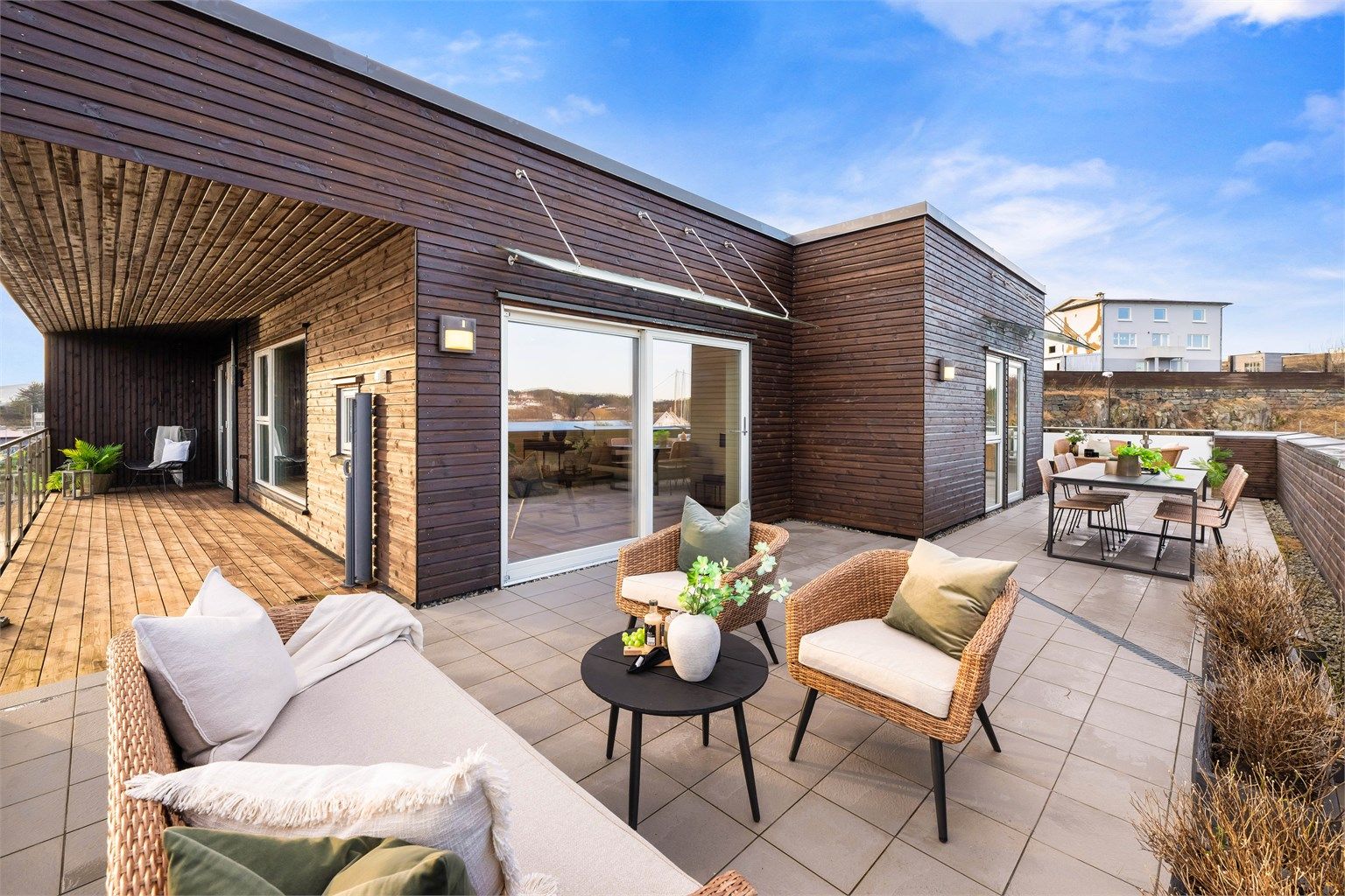 Delvis overbygget uteplass, naturlig inndelt i soner. Her kan du nyte den friske sjøluften hele året