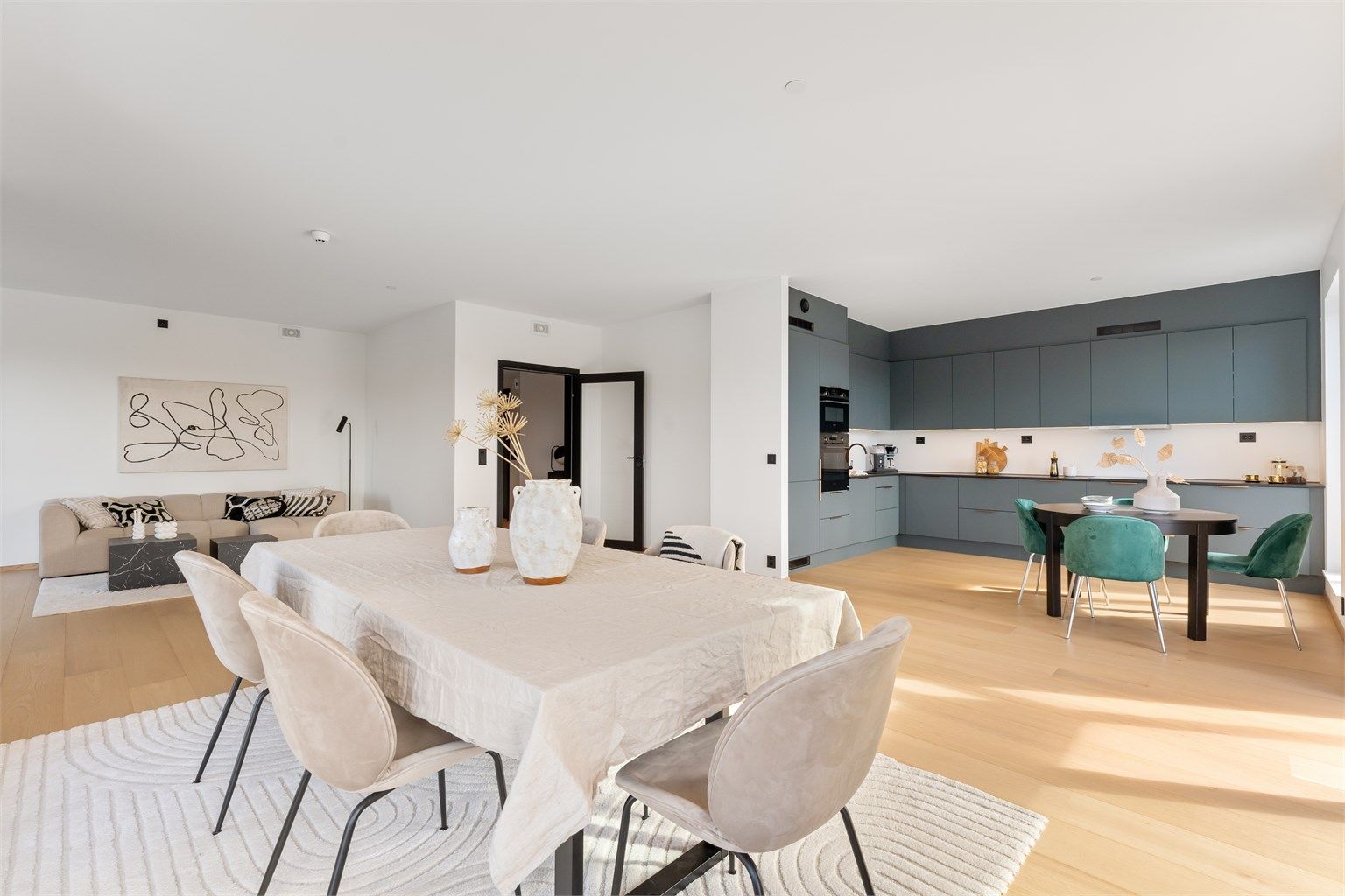 Stuen har gode møbleringsmuligheter med plass for flere soner