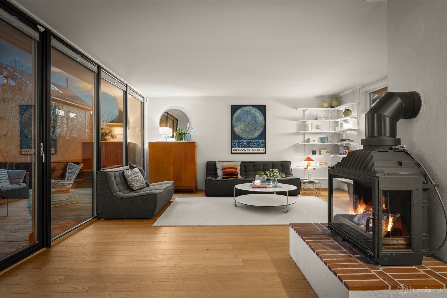 En innholdsrik og meget pen bolig over 2 etasjer, med bl.a. en lys og stor hovedetasje med stue, spisestue og kjøkken i delvis åpne løsninger og store glassflater som gir god kontakt mellom inne- og uterom