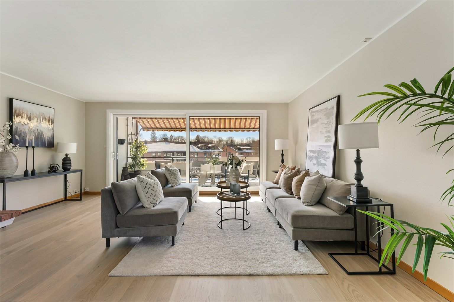 Som endeleilighet nyter boligen godt av rikelig med dagslys og en luftig romfølelse.