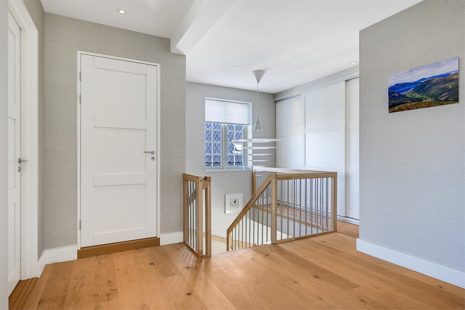 Trapperom i andre etasje med skyvedørsgarderobe.
