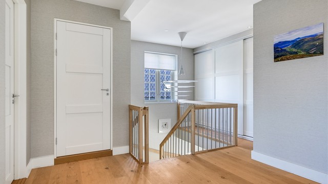 Trapperom i andre etasje med skyvedørsgarderobe.