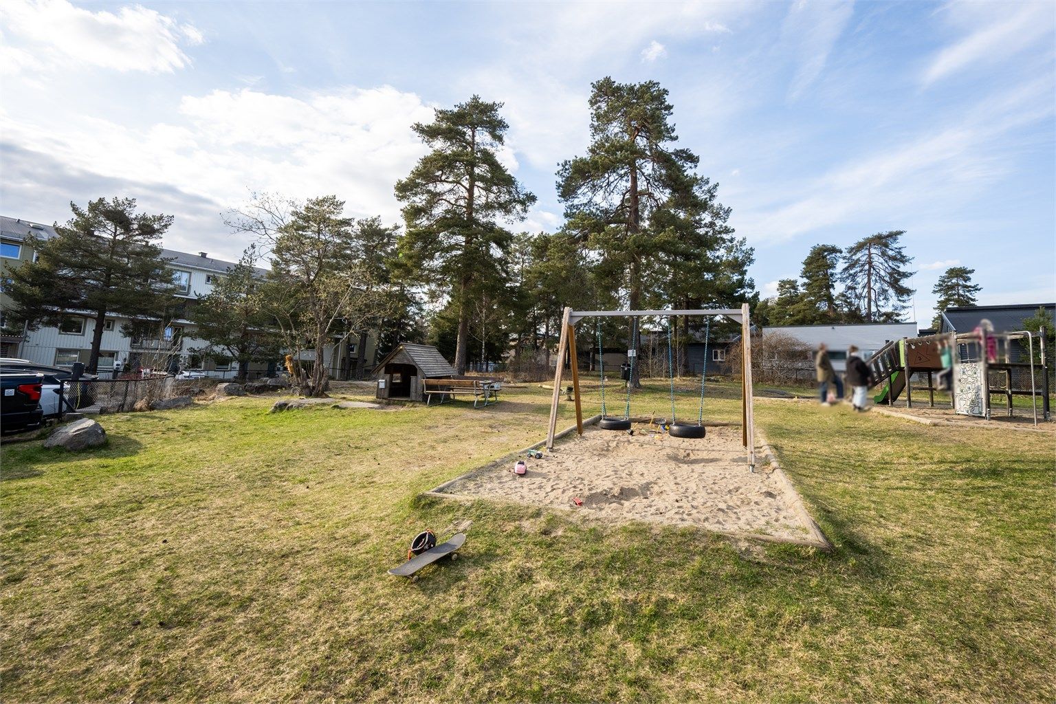Området er barnevennlig med flere lekeplasser tilknyttet borettslaget.