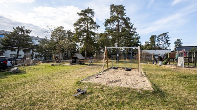 Området er barnevennlig med flere lekeplasser tilknyttet borettslaget.