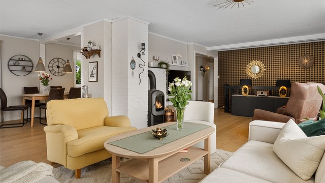 Stuen er et naturlig samlingspunkt med god plass til både sofagruppe og spisebord.