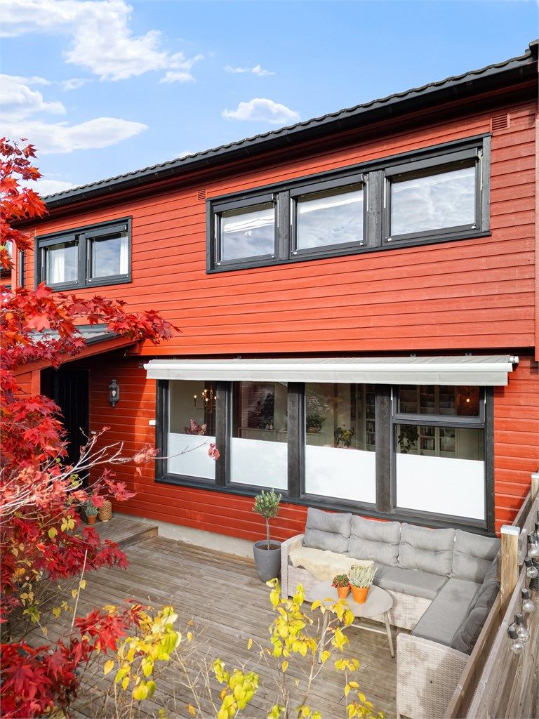 Terrasseplatting på to sider av boligen. Overbygget inngangsparti og adkomst til bod på ca. 6 kvm