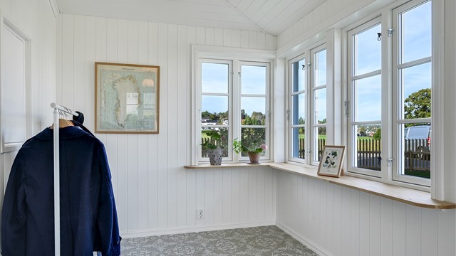 Vinduene gir rikelig med dagslys til rommet!