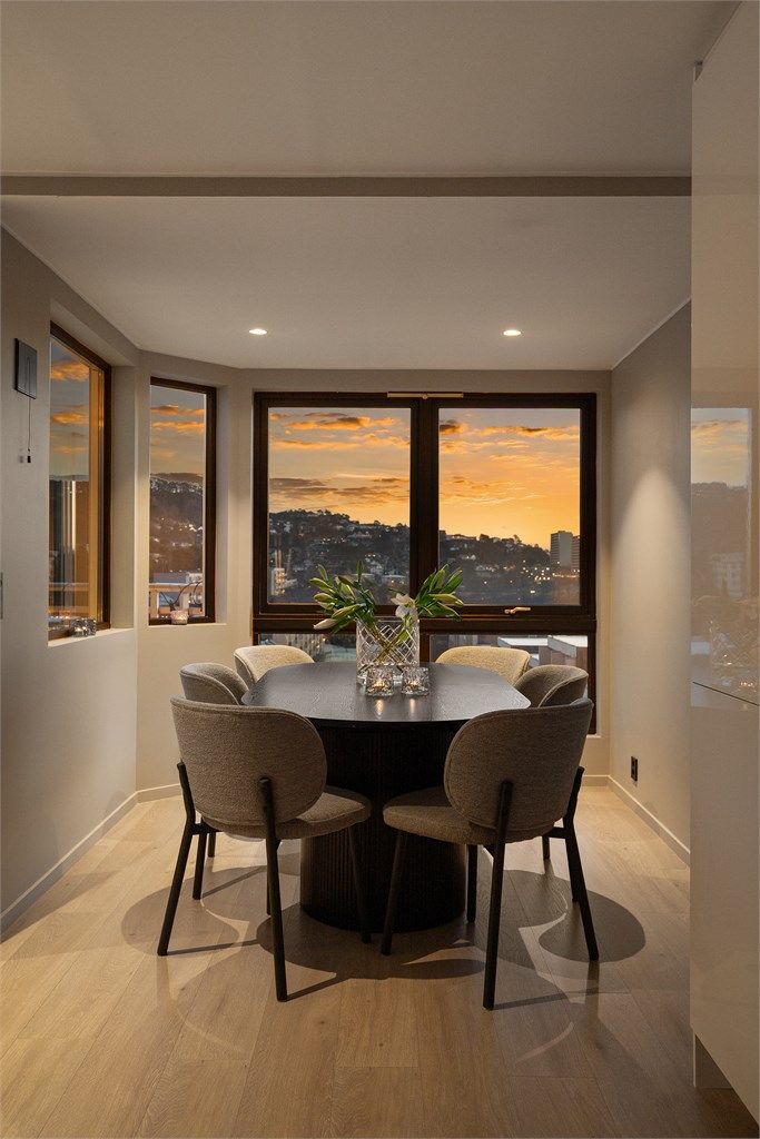 - Her kan middagen nytes til flott utsikt i en fin atmosfære med naturlig belysning -