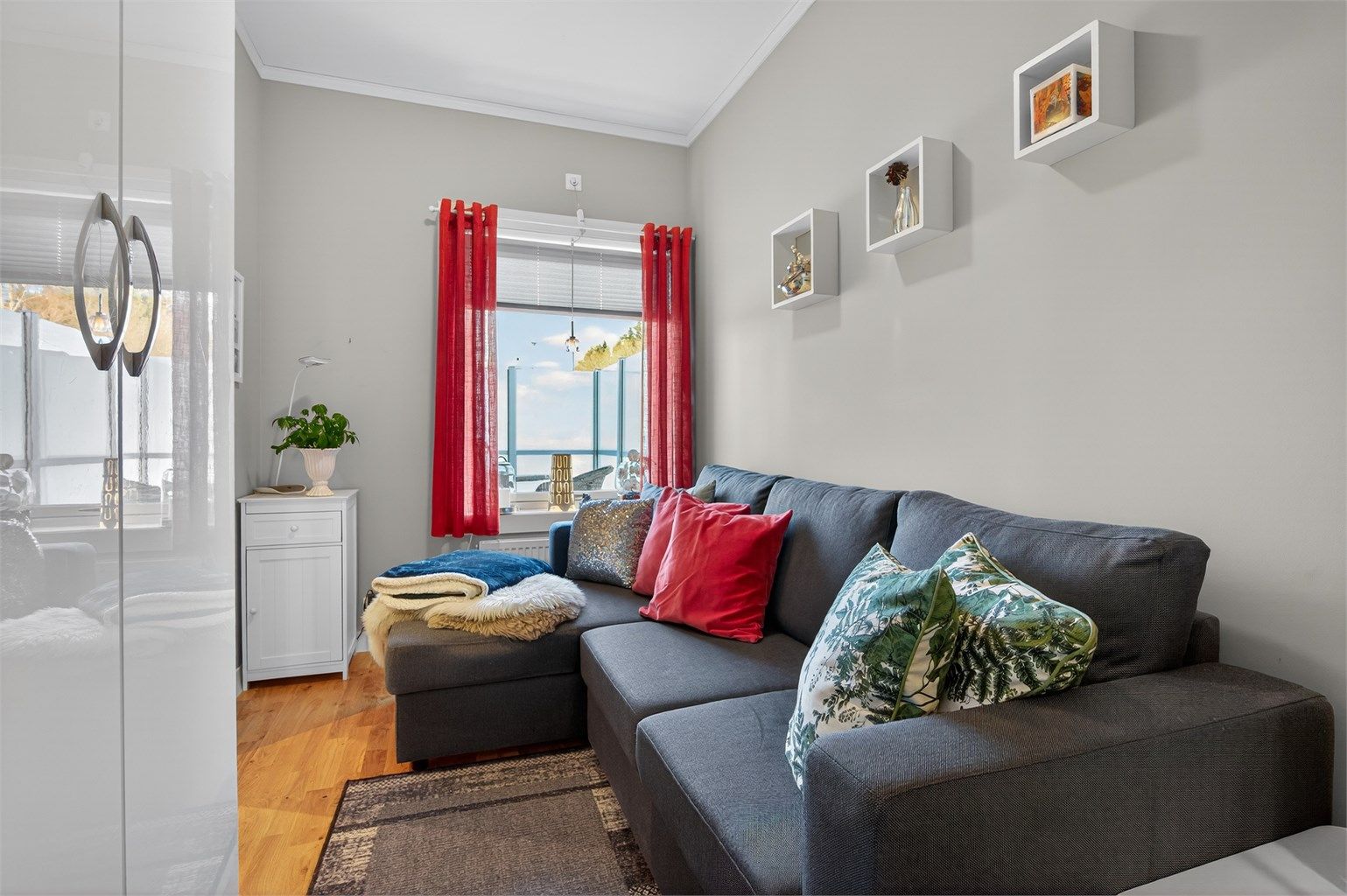 Soverom 2 er på 8 kvm og kan fint benyttes som kontor eller barnerom hvis ønskelig.