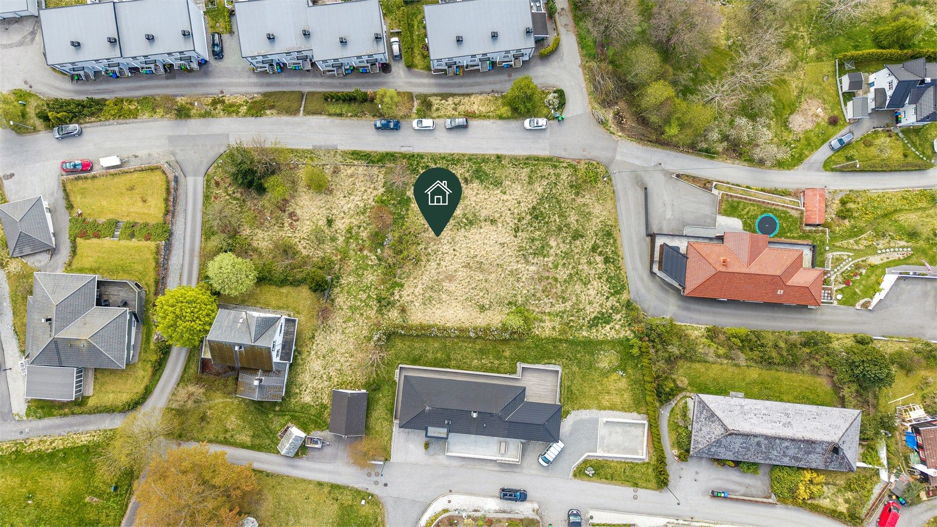 Dronebilde av tomten og nærområdet sett fra fugleperspektiv