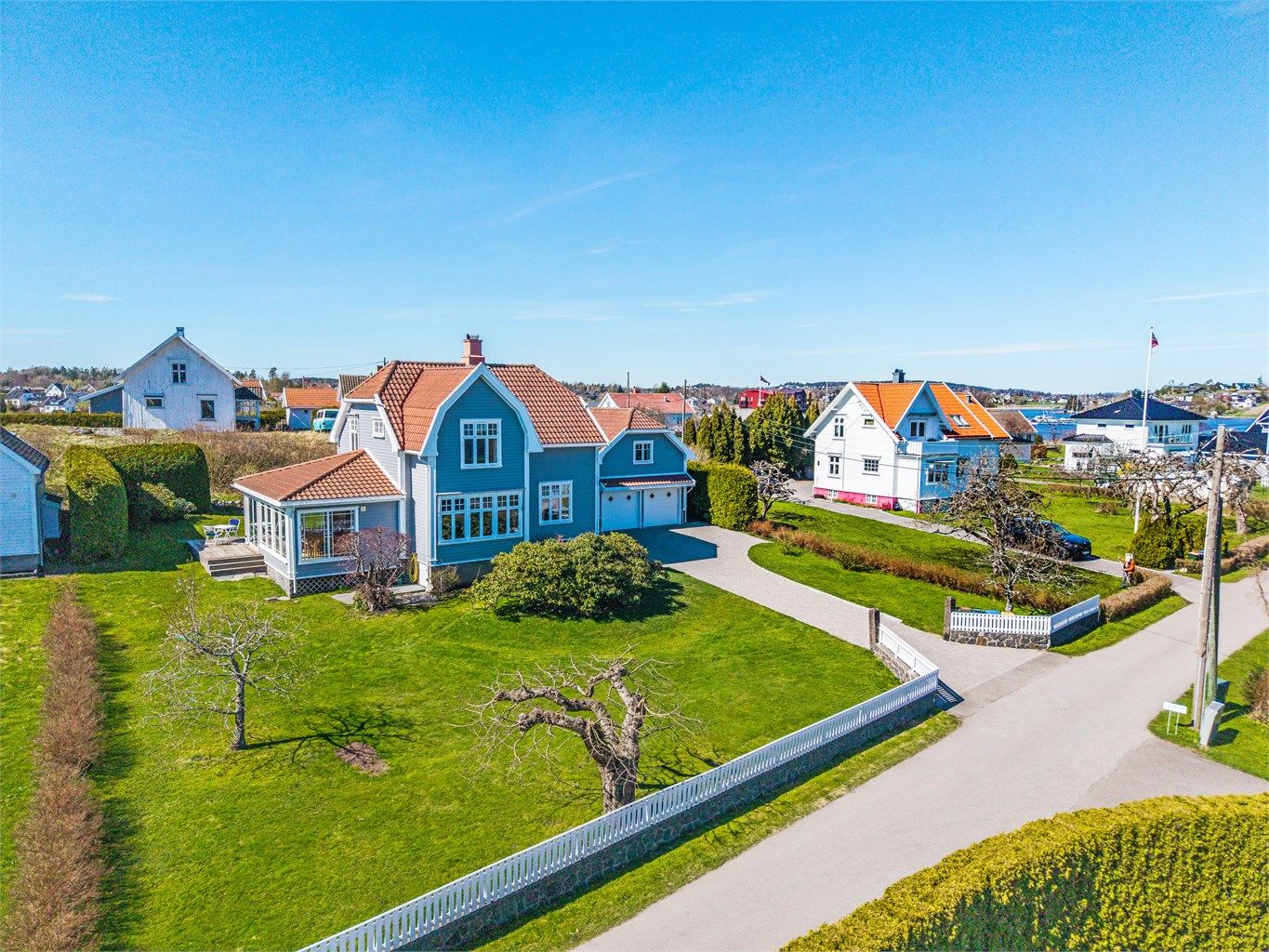 Eiendommen ligger i et etablert og rolig boligområde på Nesbryggen, med umiddelbar nærhet til sjøen.