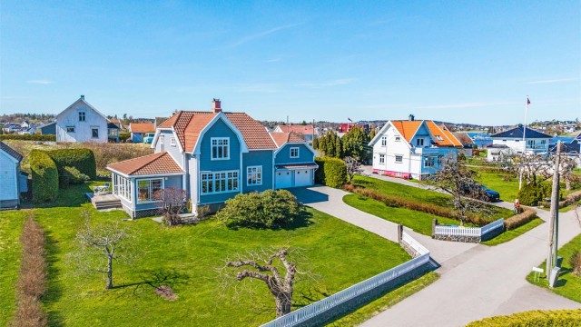 Eiendommen ligger i et etablert og rolig boligområde på Nesbryggen, med umiddelbar nærhet til sjøen.