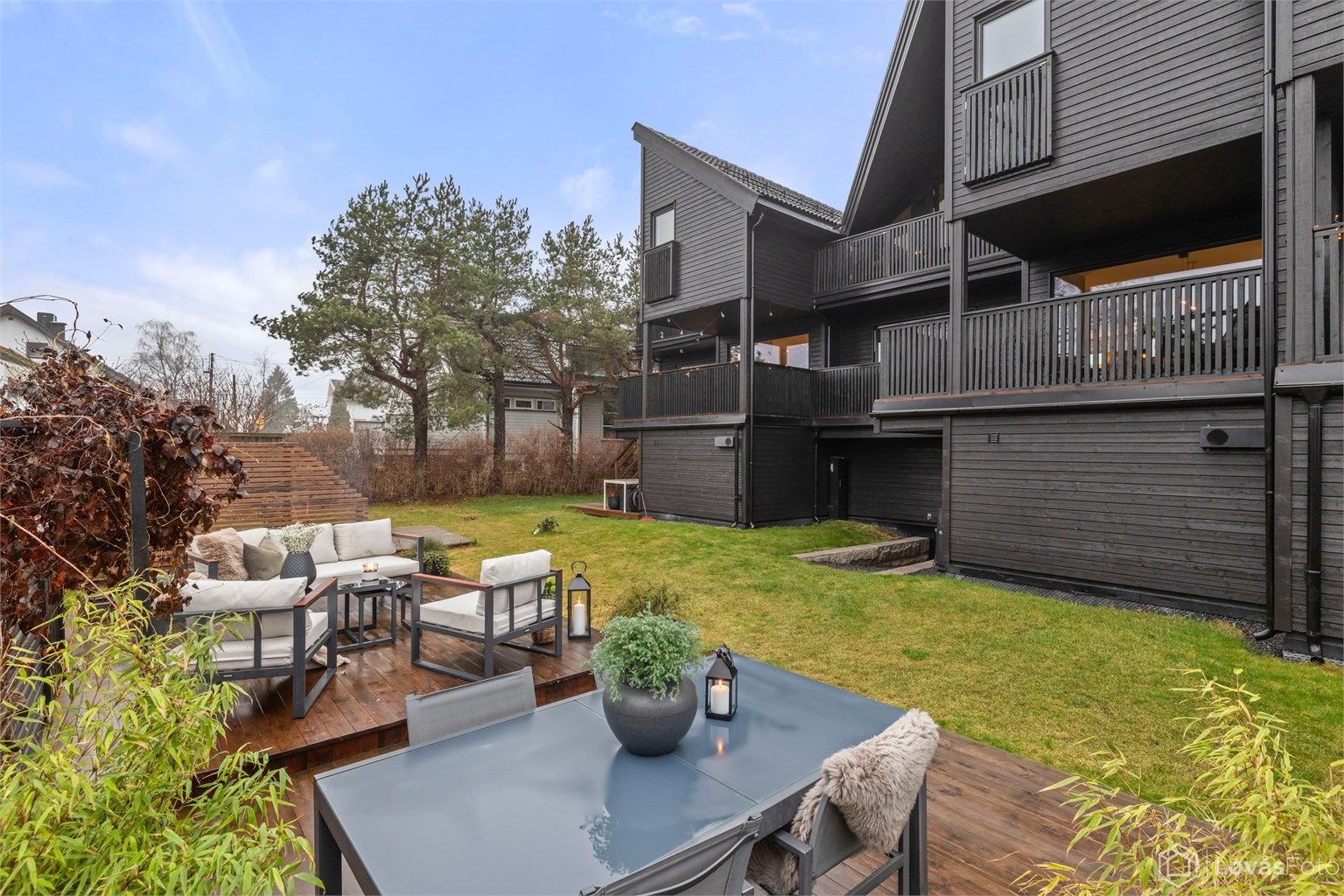 Eiendommen ligger tilbaketrukket i et rolig og barnevennlig villaområde på Nordstrand.