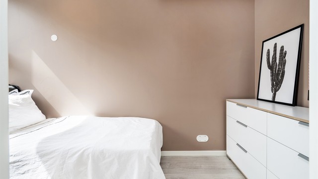 Gjesterommet er malt i en dus og behagelig rosatone og er i dag innredet med enkeltseng og kommode