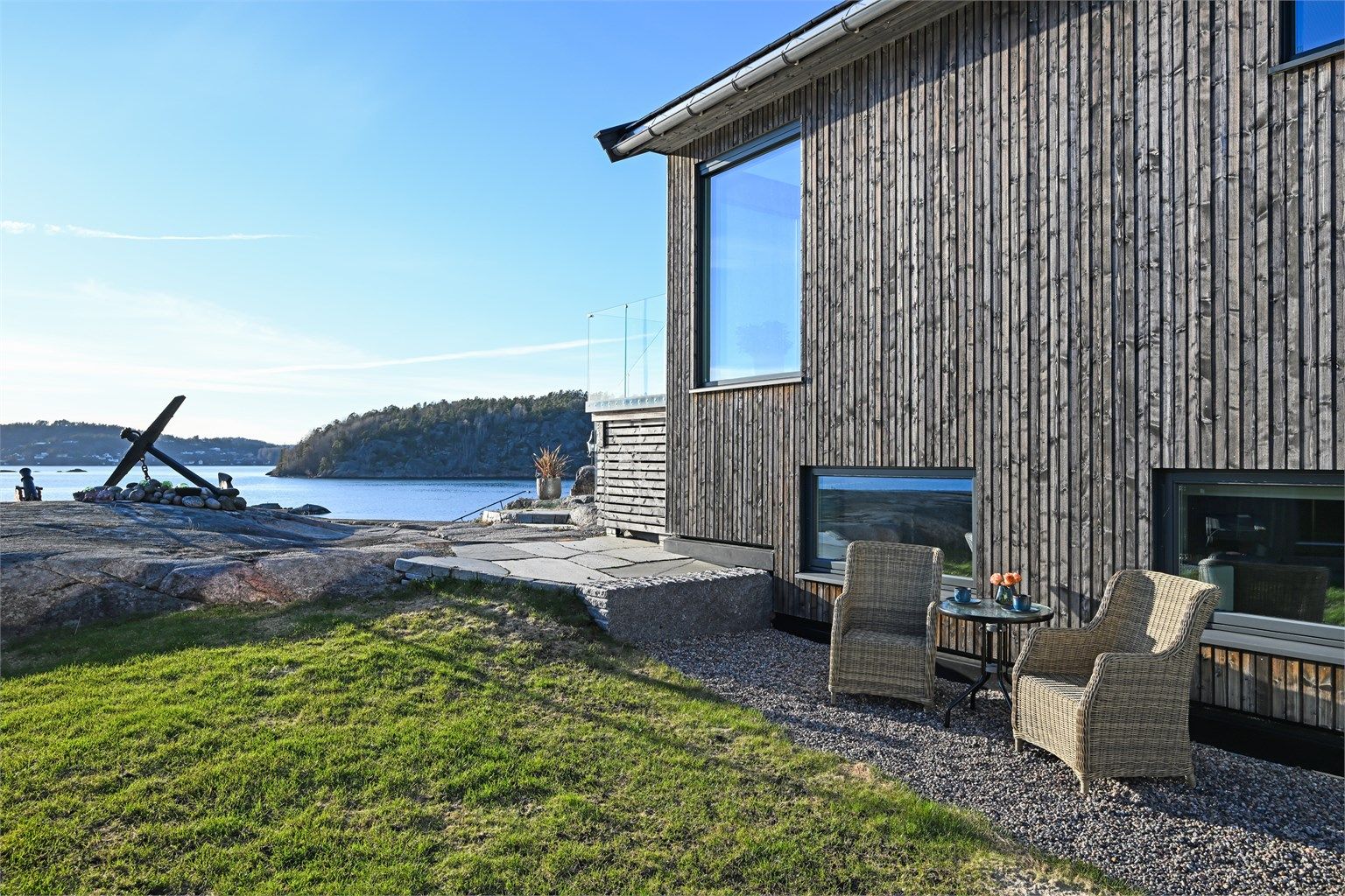 Eiendommens beliggenhet gir en sjelden mulighet til å kombinere et rolig og tilbaketrukket liv med nærhet til byens fasiliteter. 