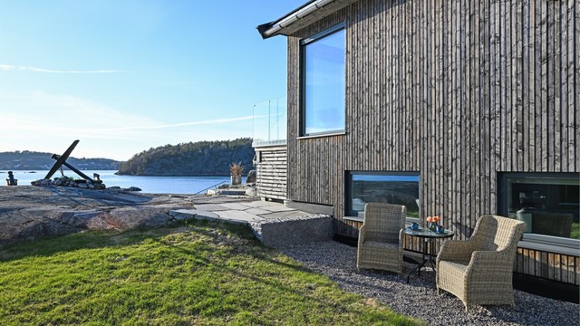 Eiendommens beliggenhet gir en sjelden mulighet til å kombinere et rolig og tilbaketrukket liv med nærhet til byens fasiliteter.