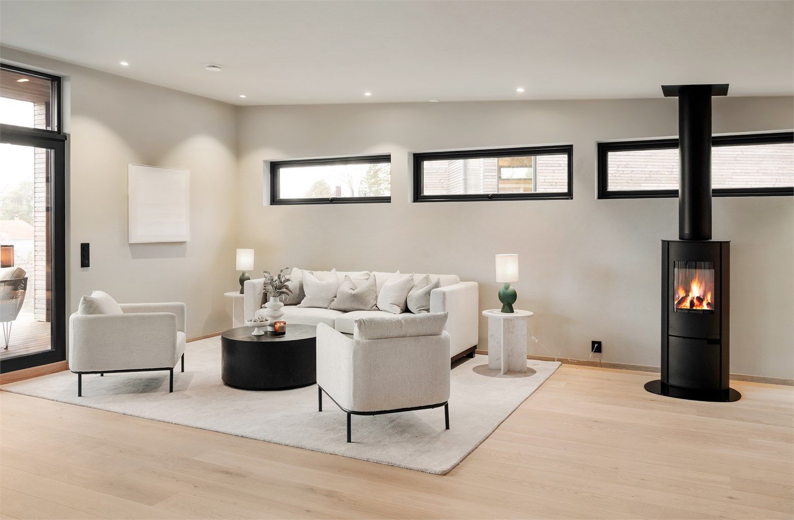 En frittstående peisovn skaper et naturlig og lunt samlingspunkt i rommet.