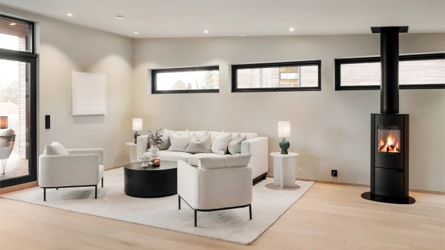 En frittstående peisovn skaper et naturlig og lunt samlingspunkt i rommet.