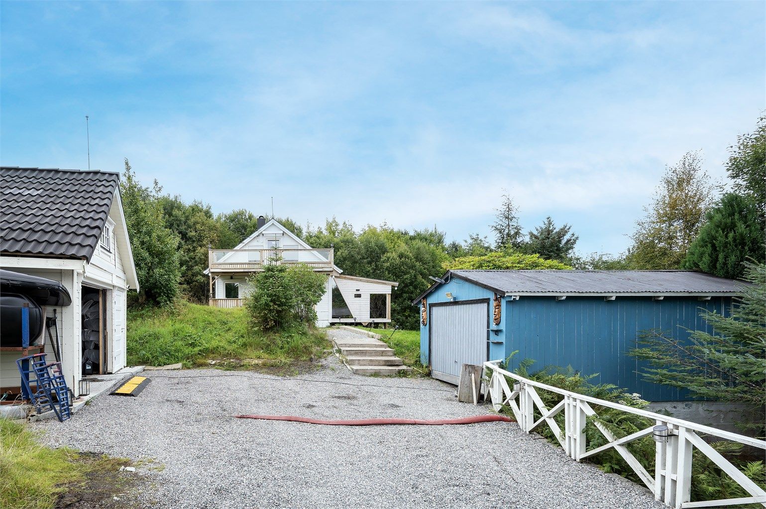 Parkering i to garasjer og på egen gruslagt gårdsplass.