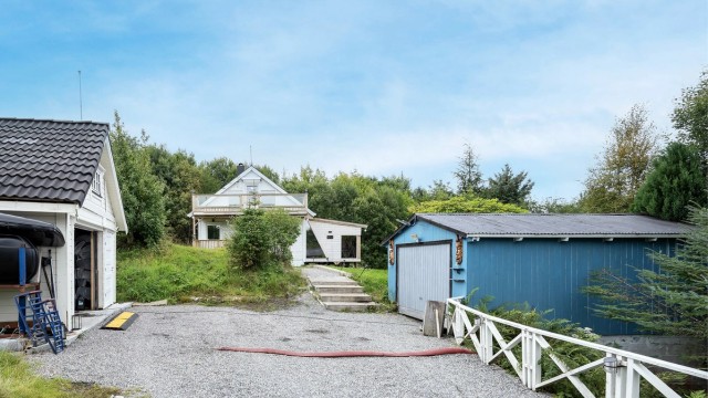 Parkering i to garasjer og på egen gruslagt gårdsplass.