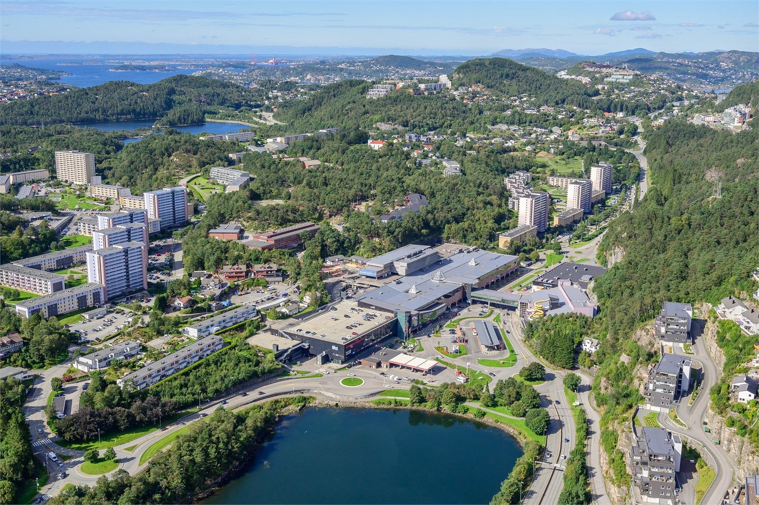 En kort kjøretur unna er Vestkanten Storsenter med alt av fasiliteter. Det kan blant annet nevnes badeland, relax-avdeling, skøytebane, curling, bowling, minigolf, butikker og restauranter.