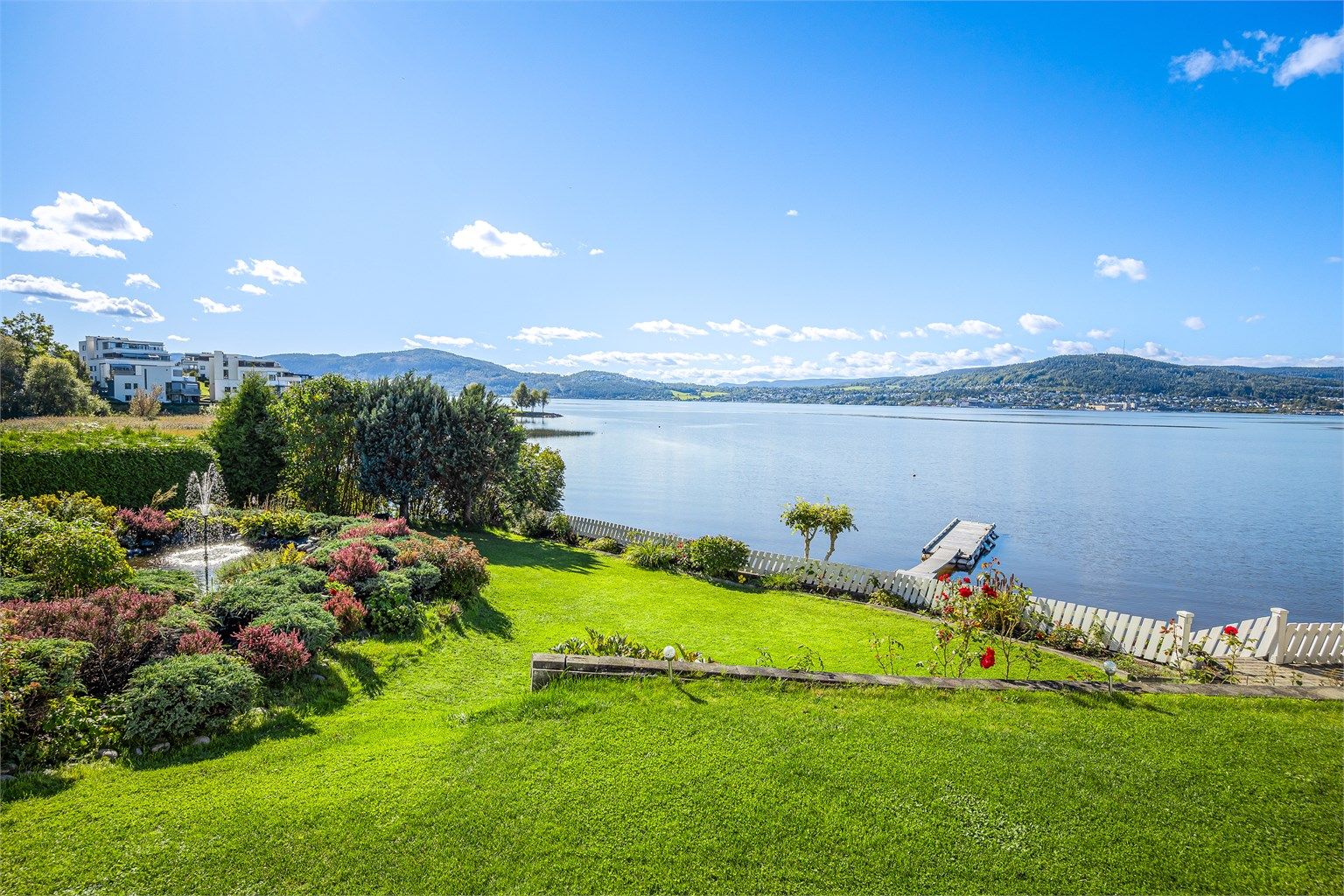 Det er suveren vidstrakt utsikt mot Glassverket på motsatt side av fjorden samt utover Drammensfjorden mot Svelvik.
