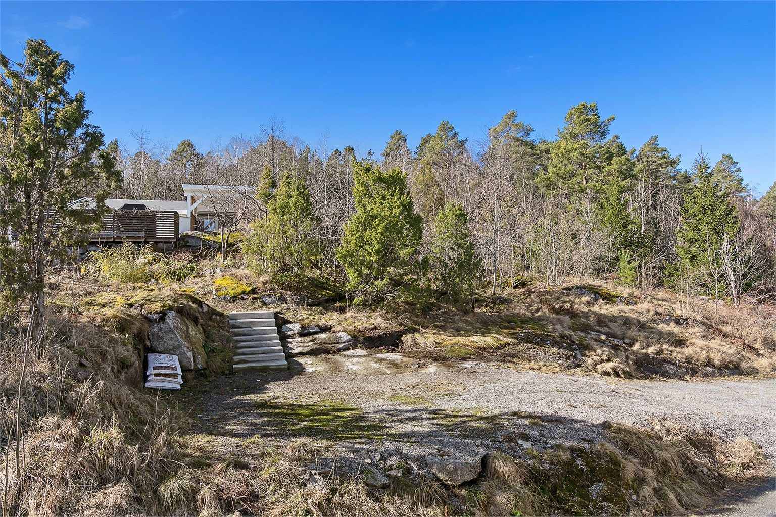 Opparbeidet parkeringsplass rett ved hytta.
