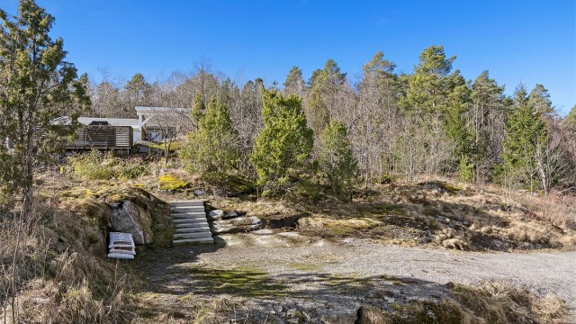Opparbeidet parkeringsplass rett ved hytta.