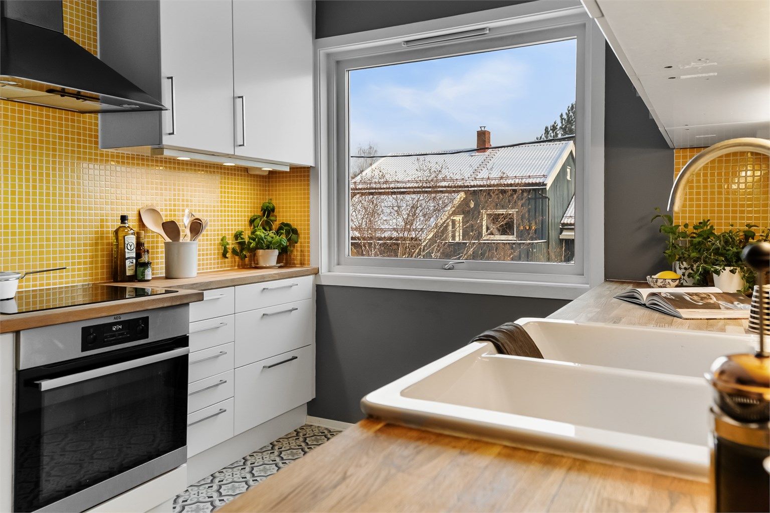 Gulvbelegget på kjøkkenet ble fornyet i 2025, og oppvaskmaskinen er også fra 2015.