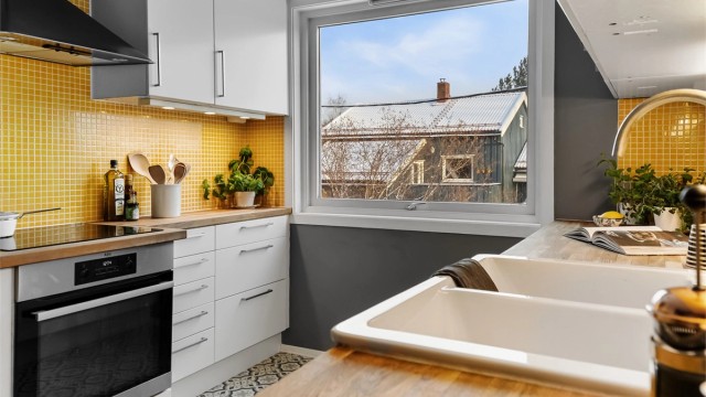 Gulvbelegget på kjøkkenet ble fornyet i 2025, og oppvaskmaskinen er også fra 2015.
