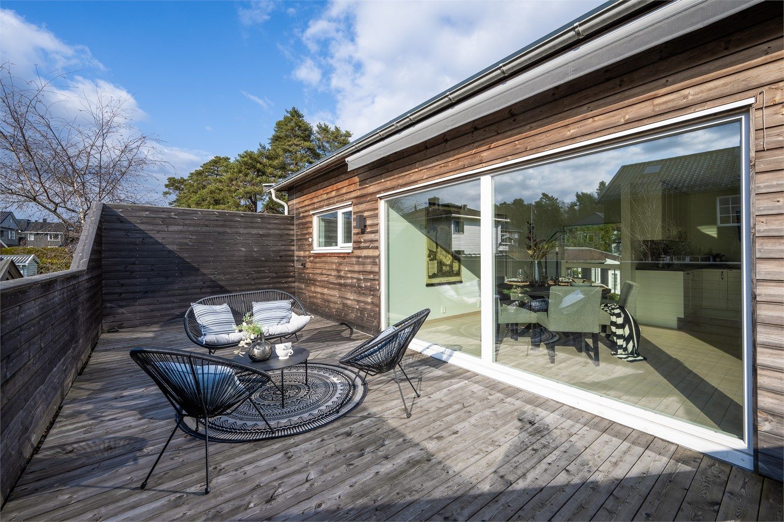 Balkongen har god plass til både sittegruppe og spisebord.