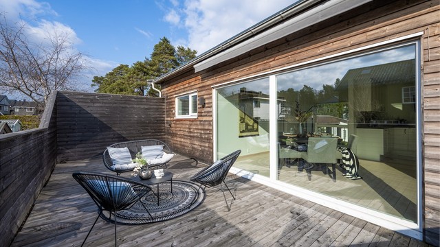 Balkongen har god plass til både sittegruppe og spisebord.