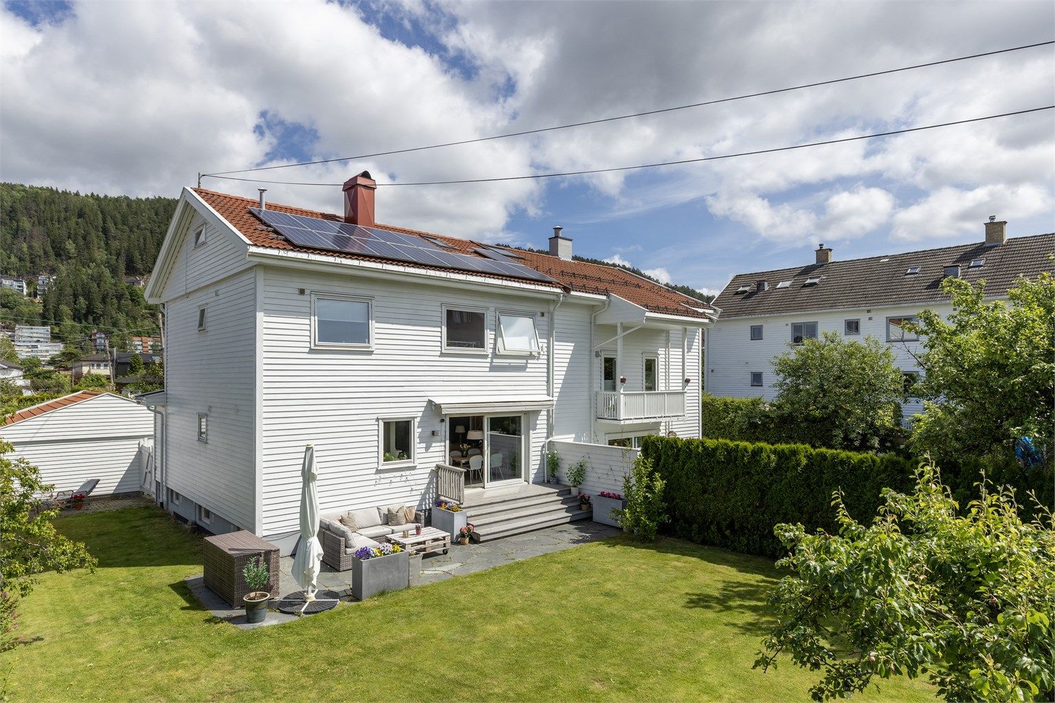 Sommerbilder tatt i 2025 for å illustrere hvordan eiendommen ser ut på sommeren.