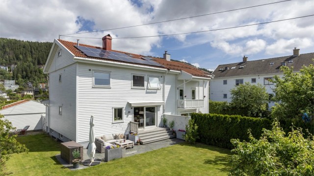 Sommerbilder tatt i 2025 for å illustrere hvordan eiendommen ser ut på sommeren.