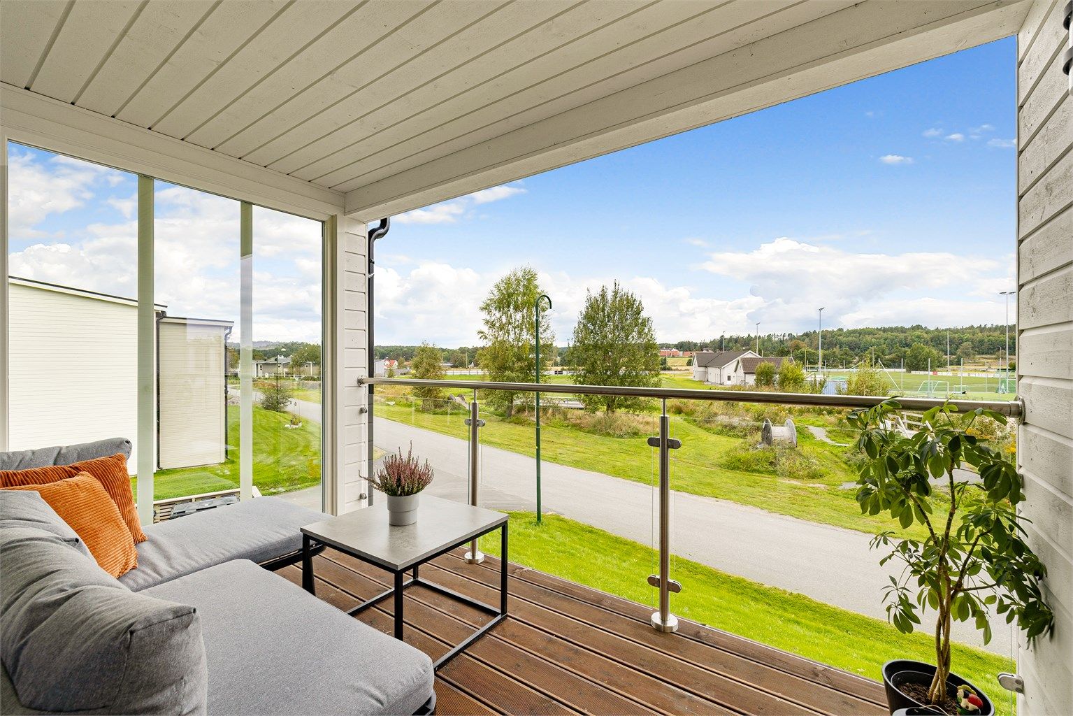 Skjermende overbygg og glassvegg mot syd gjør det mulig å sitte ute selv om sommerværet ikke er på sitt aller beste.