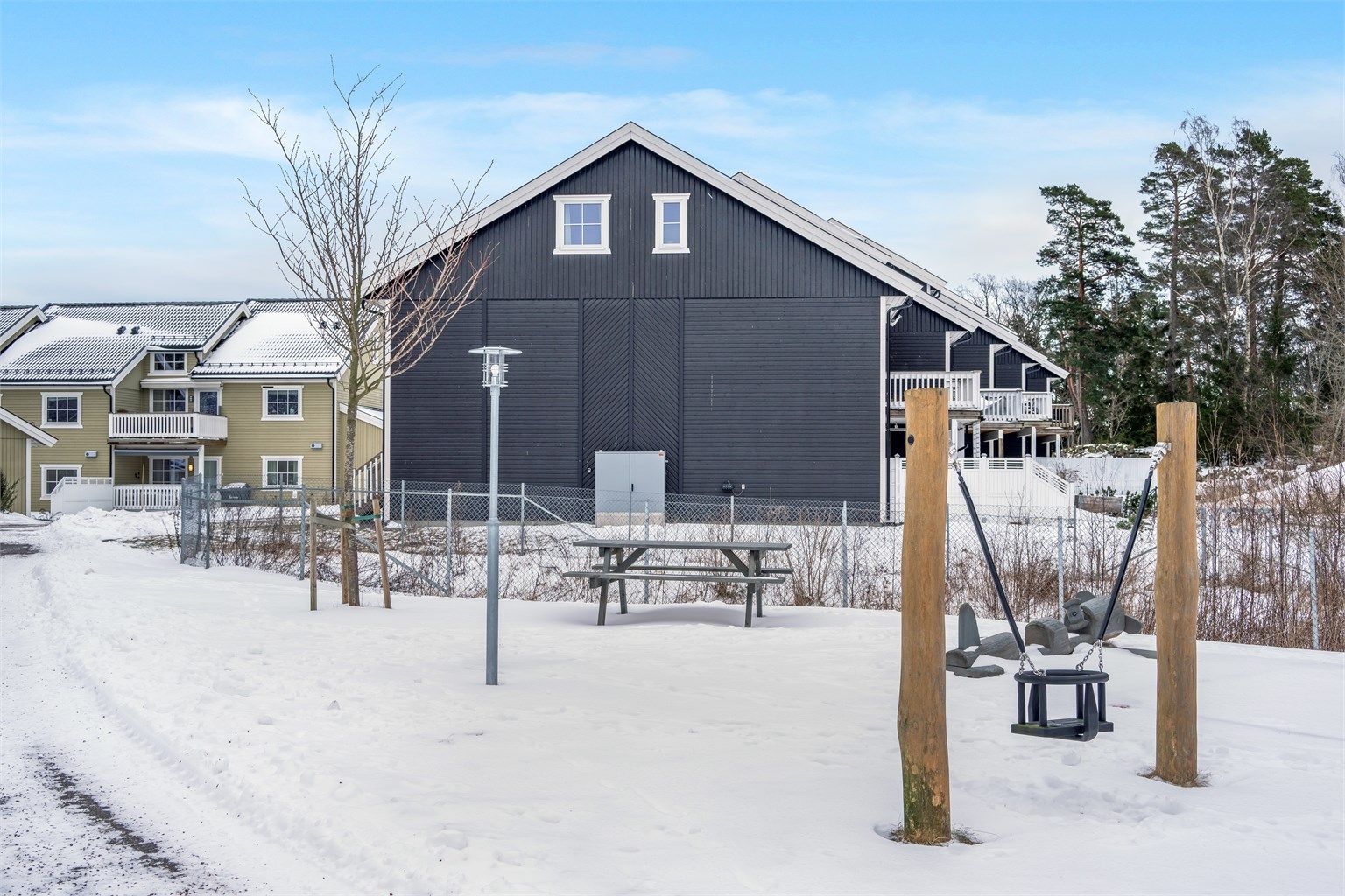 Tre lekeplasser som legger til rette for trygg og sosial lek for de minste. 