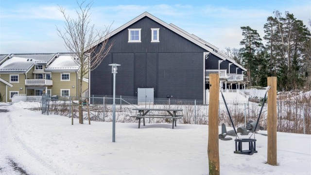 Tre lekeplasser som legger til rette for trygg og sosial lek for de minste.