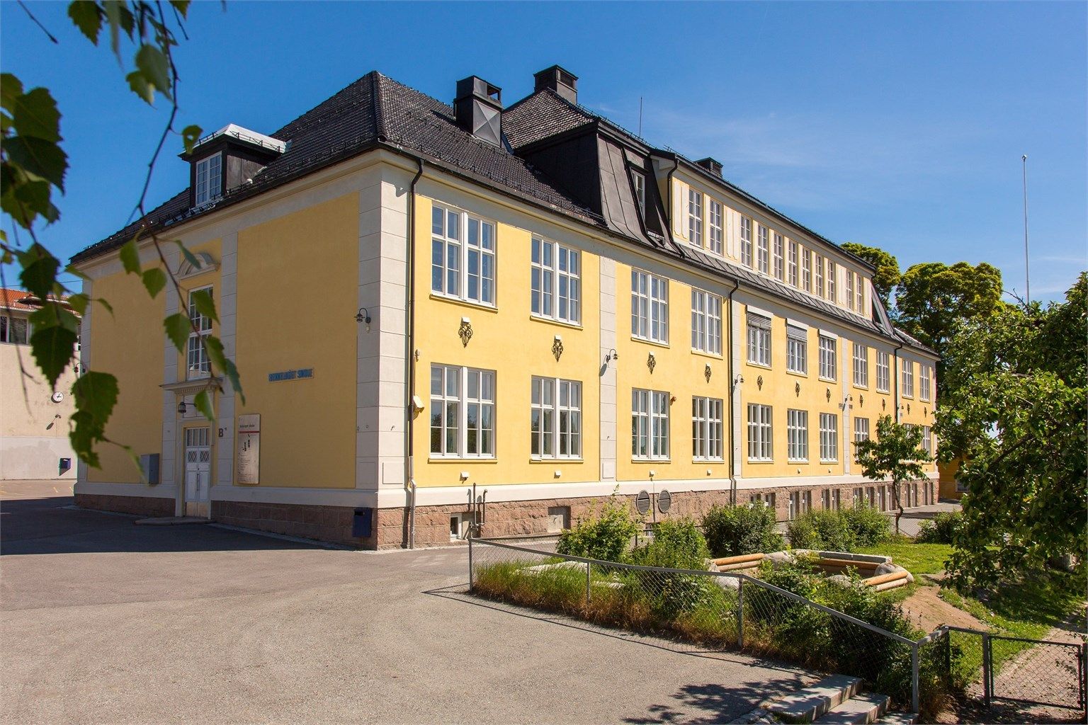 Bekkelaget barneskole ligger rett i nærheten. Det er heller ikke langt til Brannfjell ungdomsskole