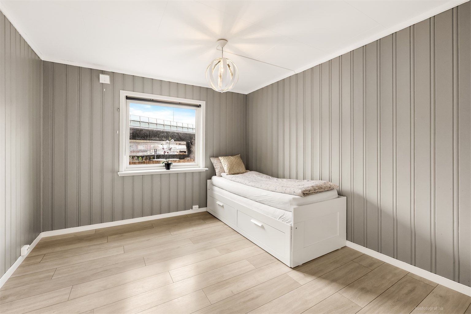 På soverommene er det laminat på gulv og malte panelvegger, som i resten av leiligheten.