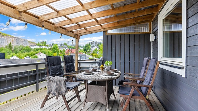 Den overbygde delen av terrassen gir ly for været og mulighet for utendørs spiseplass.