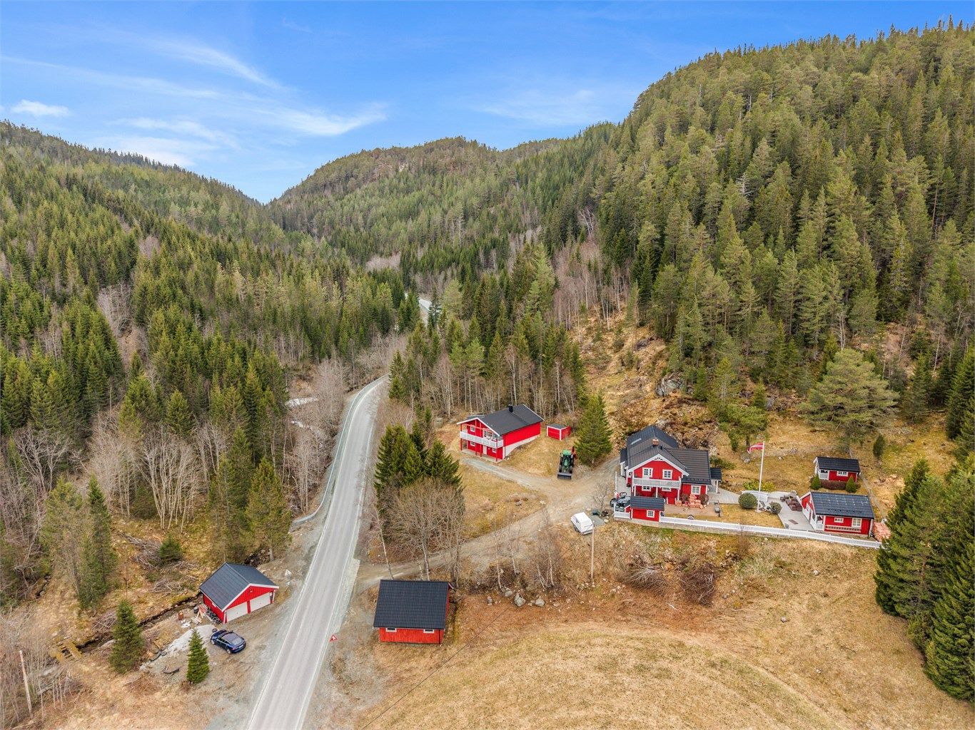Klæbu Treningssenter ligger ca. 6 minutter unna, og området byr ellers på gode muligheter for både tur, lek og aktivitet året rundt. Vinterstid er det kort vei til både skiløyper og skøytemuligheter og Vassfjellet Vinterpark. 