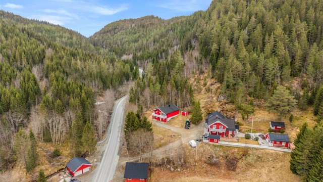 Klæbu Treningssenter ligger ca. 6 minutter unna, og området byr ellers på gode muligheter for både tur, lek og aktivitet året rundt. Vinterstid er det kort vei til både skiløyper og skøytemuligheter og Vassfjellet Vinterpark.