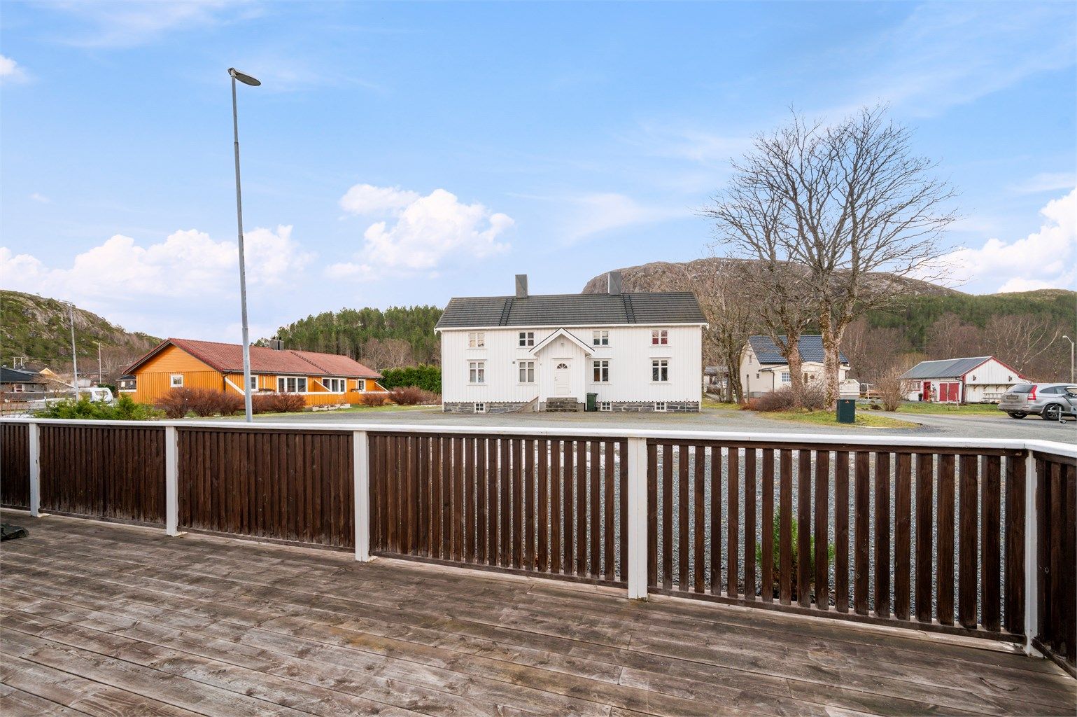 Selger opplyser om solgang på eiendommen fra ca. kl. 07:00 til 19:00 på sommerstid. 