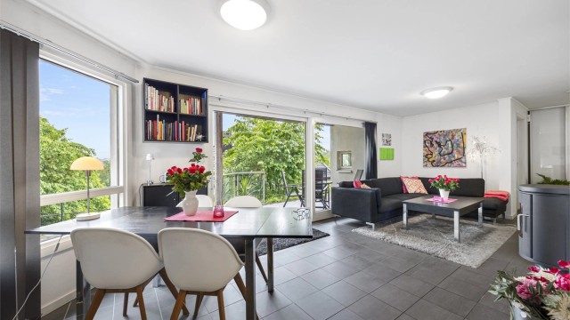 Lys og innholdsrik leilighet- 3 soverom- sentral beliggenhet