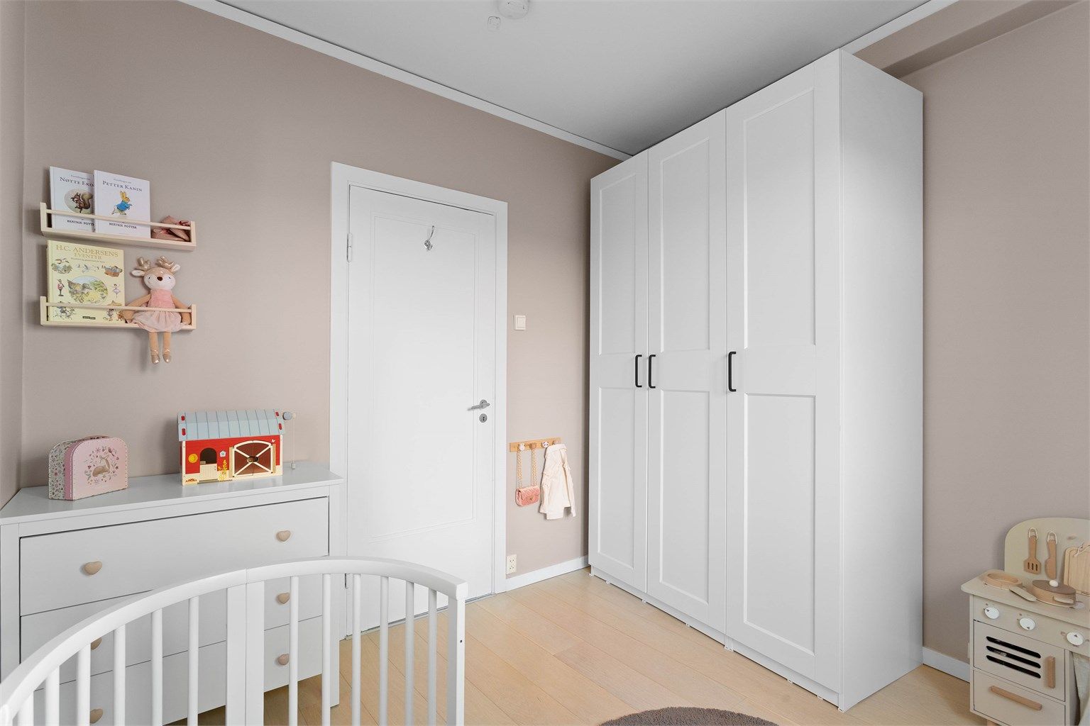 Rommet egner seg perfekt som barnerom, gjesterom eller hjemmekontor, med plass til både seng og garderobe.